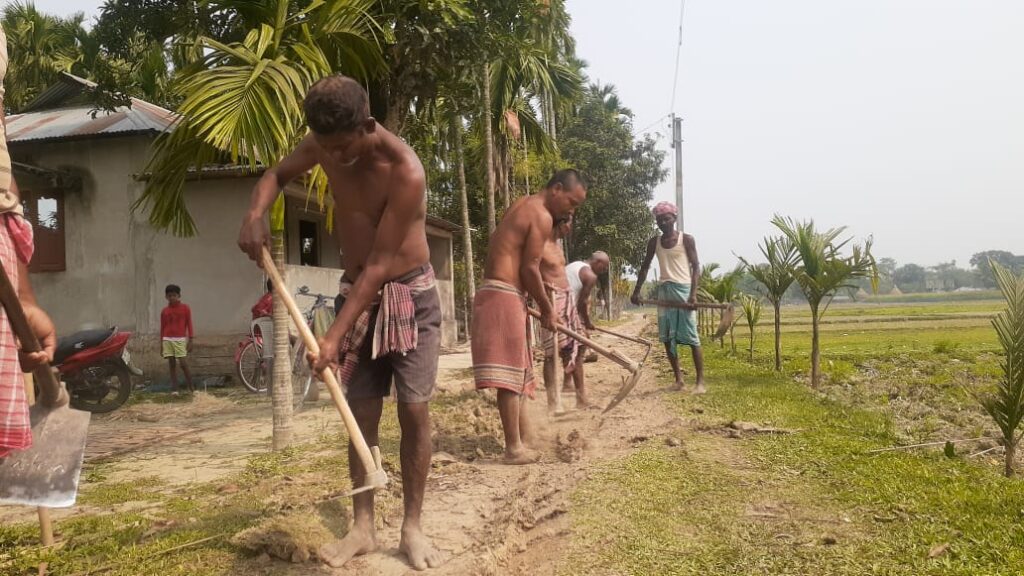 সরকারি উদ্যোগের অপেক্ষায় না থেকে নিজেরাই রাস্তা তৈরীর কাজে নামলেন ফোস্কারডাঙ্গা এলাকার গ্রামবাসীরা