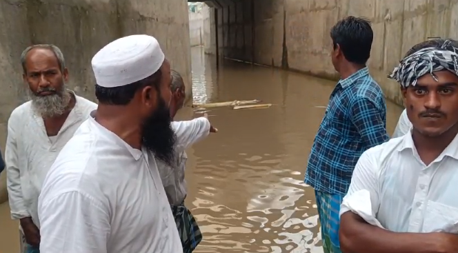 রেল ব্রিজের রাস্তায় জল