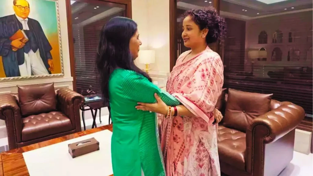 Hemant's wife met Kejriwal-wife