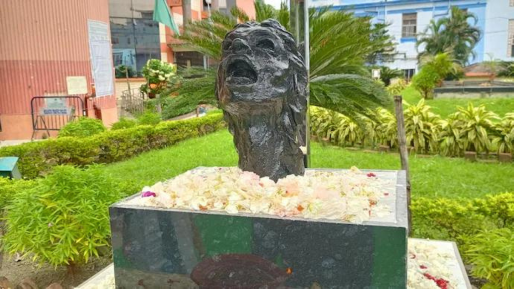 pujo-anxiety-controversial-statue-of-doctor