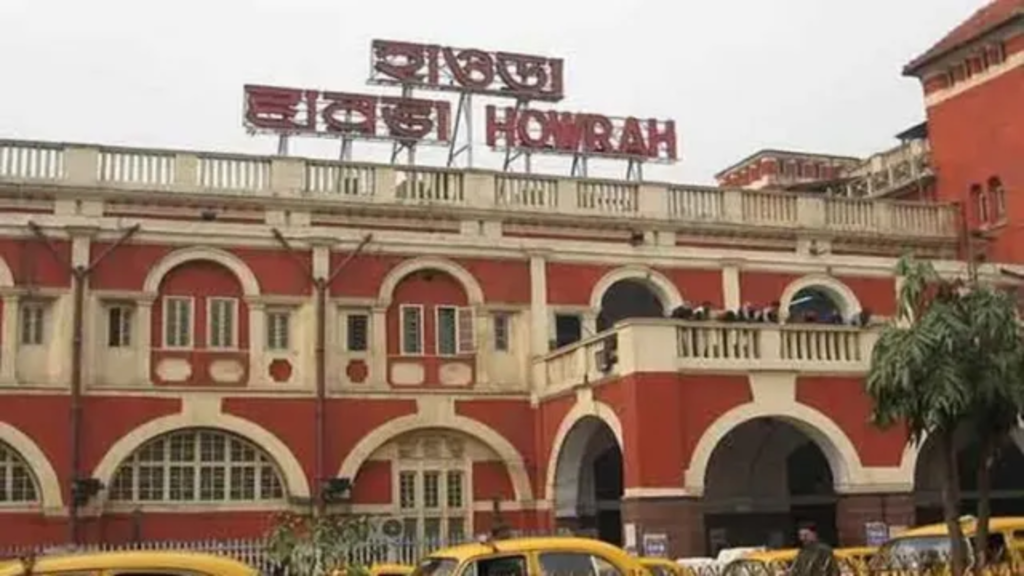 হাওড়া স্টেশনে