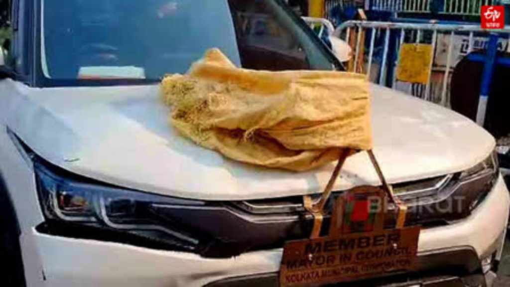 কলকাতা পুরসভার এমআইসির গাড়ির ধাক্কায় আহত বৃদ্ধা