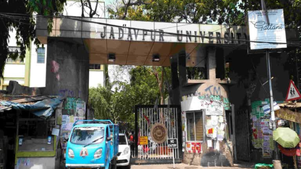 যাদবপুর বিশ্ববিদ্যালয়ে পরীক্ষার খাতায় অস্বাভাবিক নম্বর দেওয়া নিয়ে বিক্ষোভ ও শোকজ