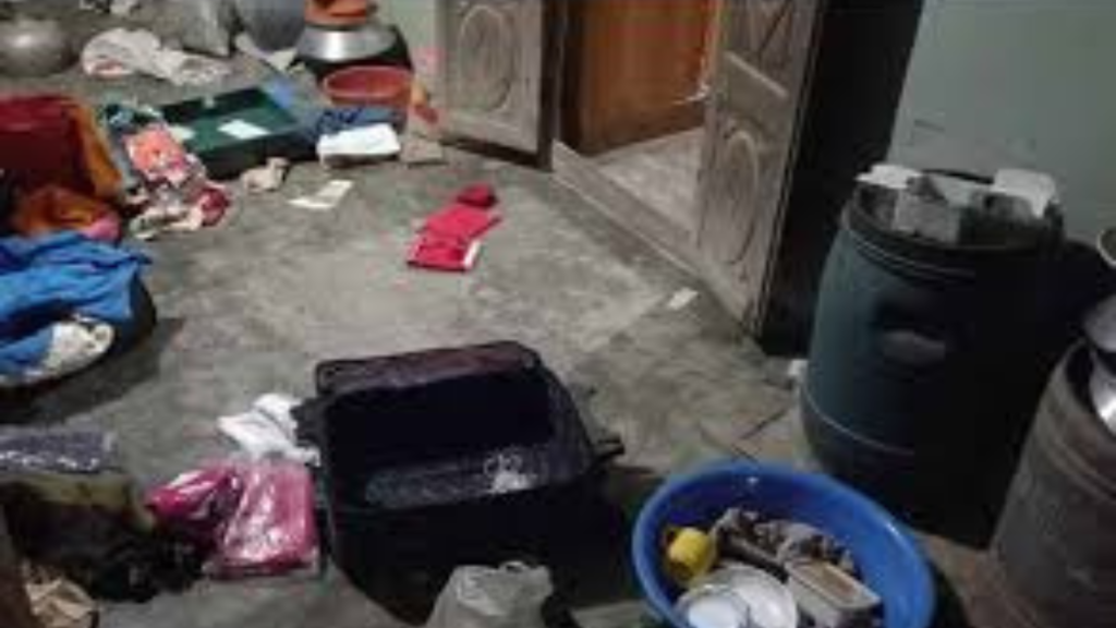বাড়িতে চেতনানাশক খাইয়ে লুটপাট