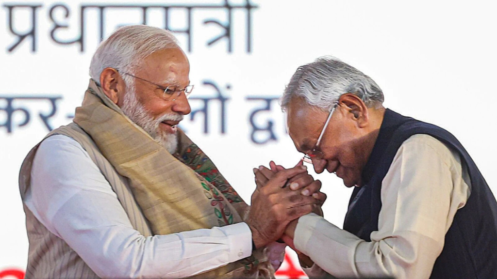 নীতীশ কুমারের পা ছুঁয়ে প্রণাম