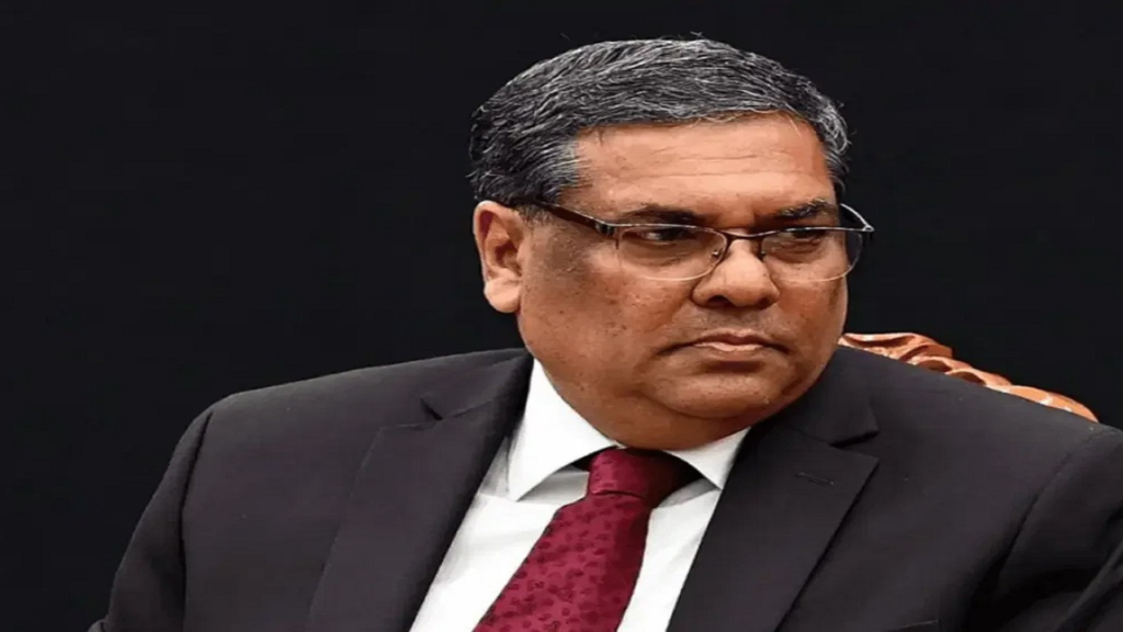 পরিবারের ইচ্ছার বিরুদ্ধে গিয়ে বিচারপতি সঞ্জীব খান্না