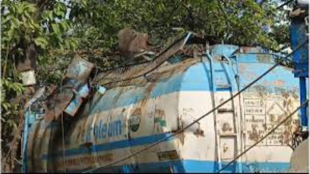 তেলের ট্যাঙ্কারে ভয়াবহ বিস্ফোরণ