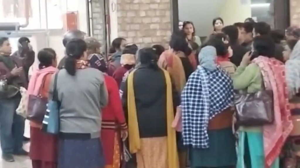 দক্ষিণ কলকাতায় নব নালন্দা স্কুলে ভেঙে পড়া কাঁচের ঘটনায় আতঙ্ক