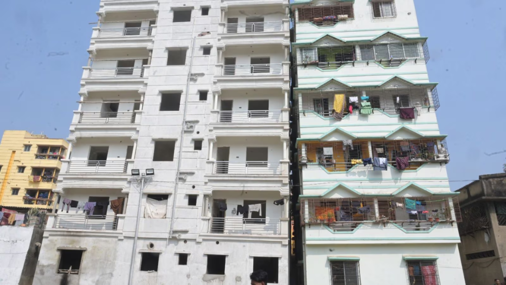 কলকাতার এক্সাইড মোড়ে বিপজ্জনক হেলে পড়া বাড়ি ঘিরে বাসিন্দাদের মধ্যে আতঙ্ক