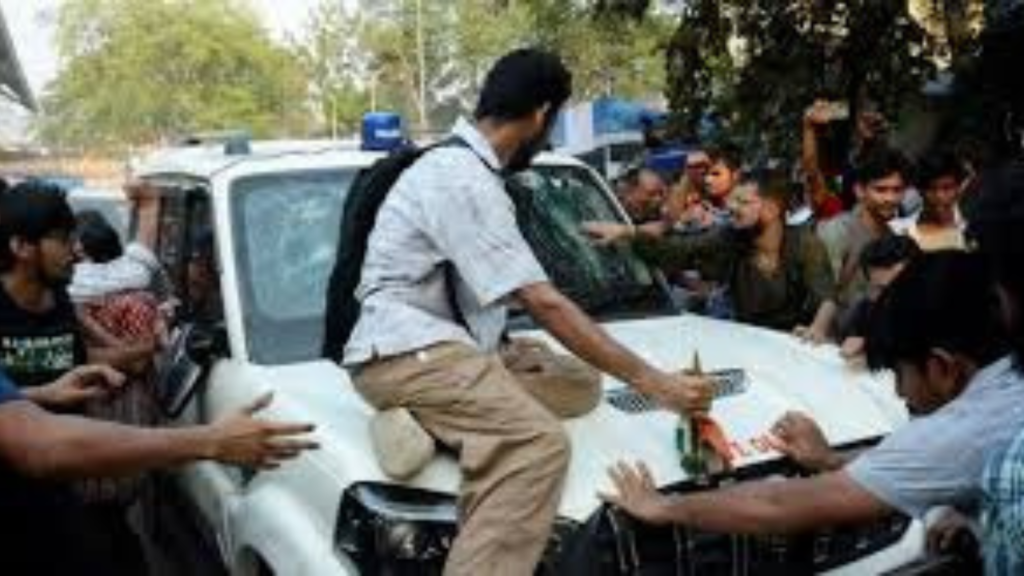 শিক্ষামন্ত্রীর গাড়ি নিয়ে বিতর্ক! যাদবপুরে ছাত্র আহত