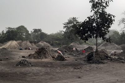 01-feature-Picture-12-AM-Scavenging-for-coal-in-Tamlabasti-scaled.jpg