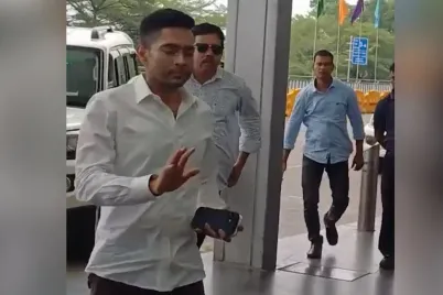 Abhishek-Banerjee-at-Kolkata-Airport.webp
