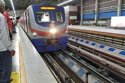 Kolkata_metro_at_Dakshineswar_metro_station.jpg