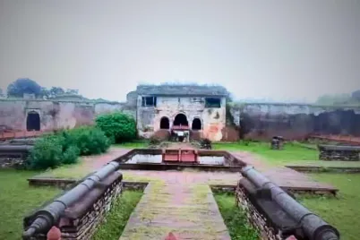 Narwar-Fort-Canon.jpg.webp