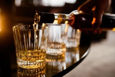 barman-filling-glass-alcohol_8353-12083.jpg