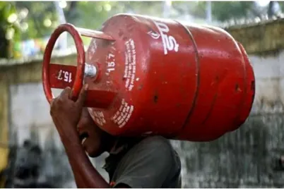 i3mgk12o_commercial-lpg-gas-cylinder-price-today_625x300_01_May_24.webp