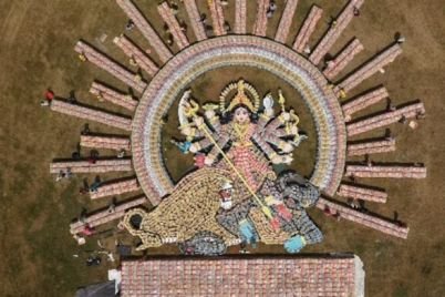 jdh73m98_adani-cement-creates-monumental-maa-durga-tribute-using-cement-bags_625x300_11_October_26-696x392-1.jpg